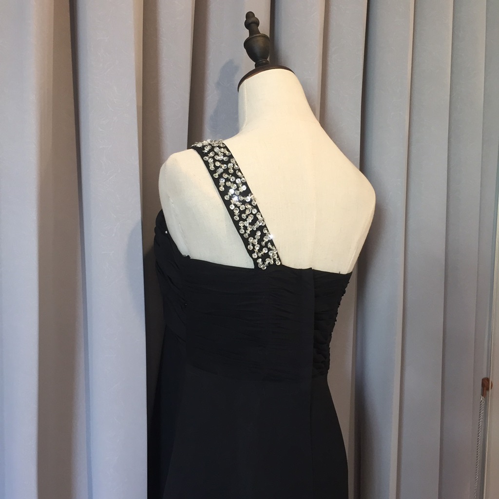 พร้อมเช่า ชุดราตรียาว เกาะอก ไหล่เดียว สีขาว อกจับจีบ Sweet Heart คาดแถบเลื่อมสวยเก๋