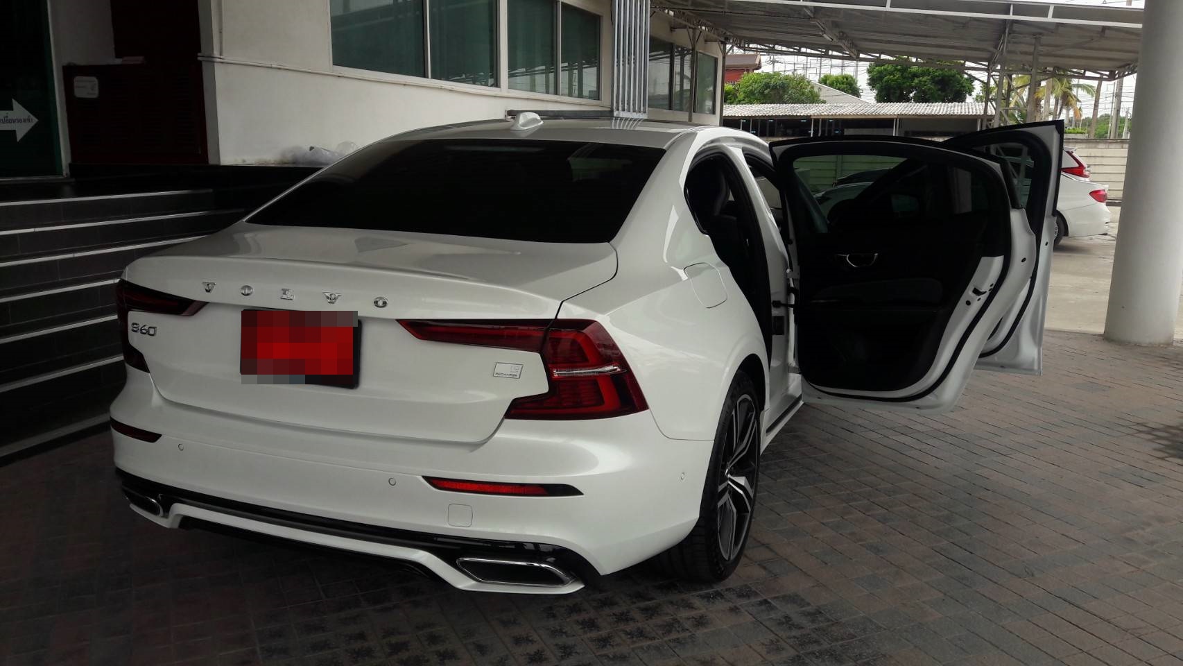 พรมรถยนต์ เข้ารูป Volvo S60 2021 ปูพรม7D สีดำด้ายทอง + พรมดักฝุ่นสีครีม เต็มคัน