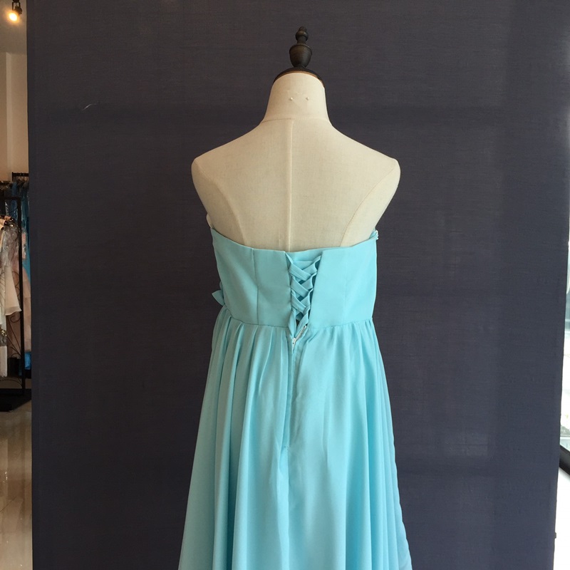 พร้อมเช่า ชุดราตรีสั้น เกาะอก หน้าสั้นหลังยาว แต่งดอกเพิ่มคริสตัล สีฟ้า