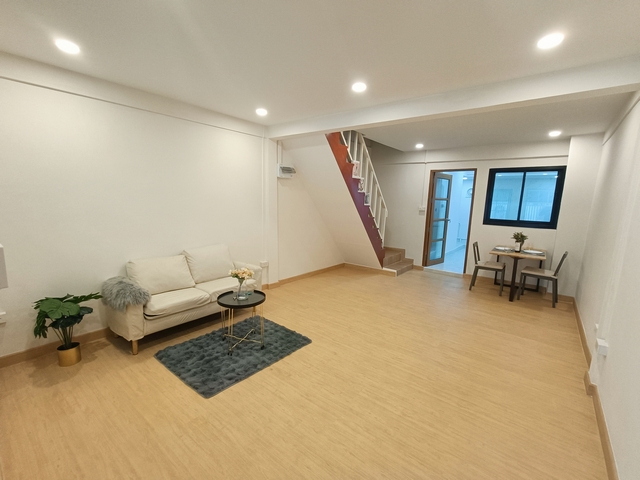 ขายทาวน์เฮ้าส์หมู่บ้านปัฐวิกรณ์ รามอินทรา 44 มี 2 ห้องนอน 2 ห้องน้ำ รีโนเวทใหม่พร้อมอยู่ ใกล้รถไฟฟ้า ฟรีโอน