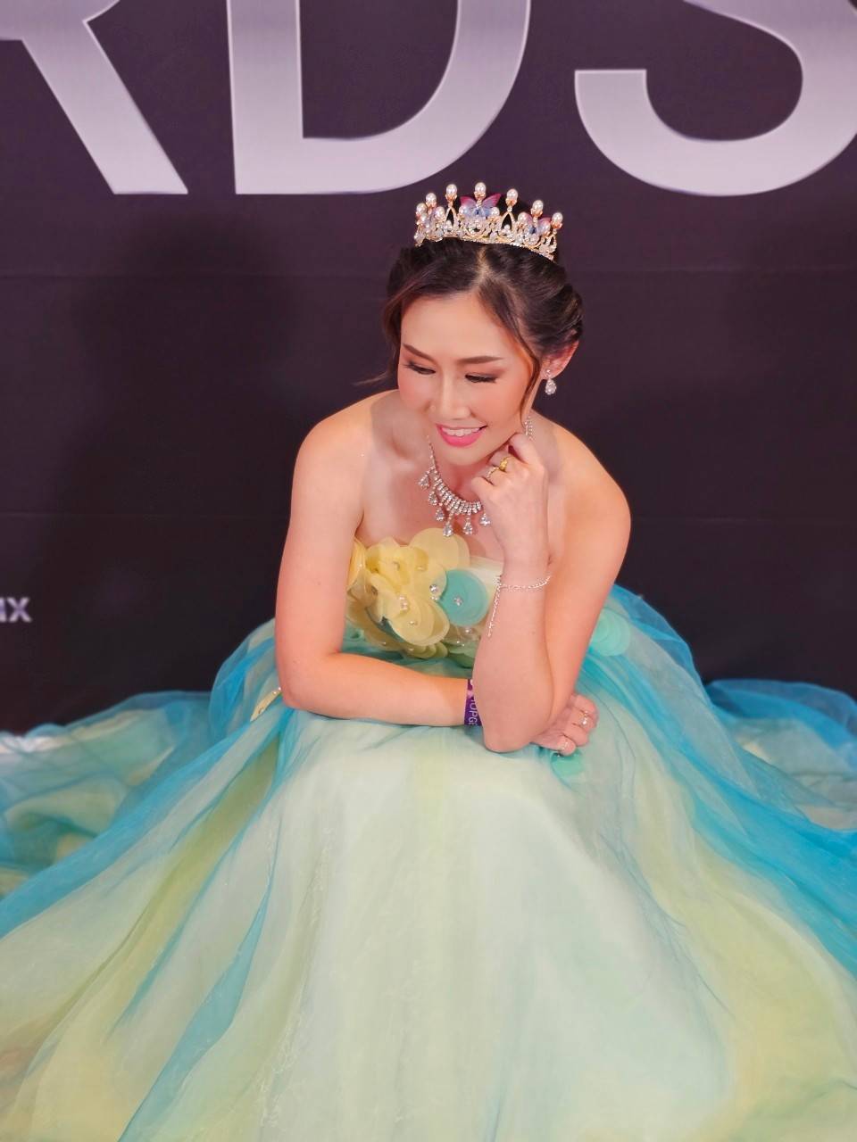 พร้อมเช่า ชุดแฟนซี ชุดราตรียาว เกาะอก แต่งดอกไม้ช่วงบน กระโปรงพองสวย