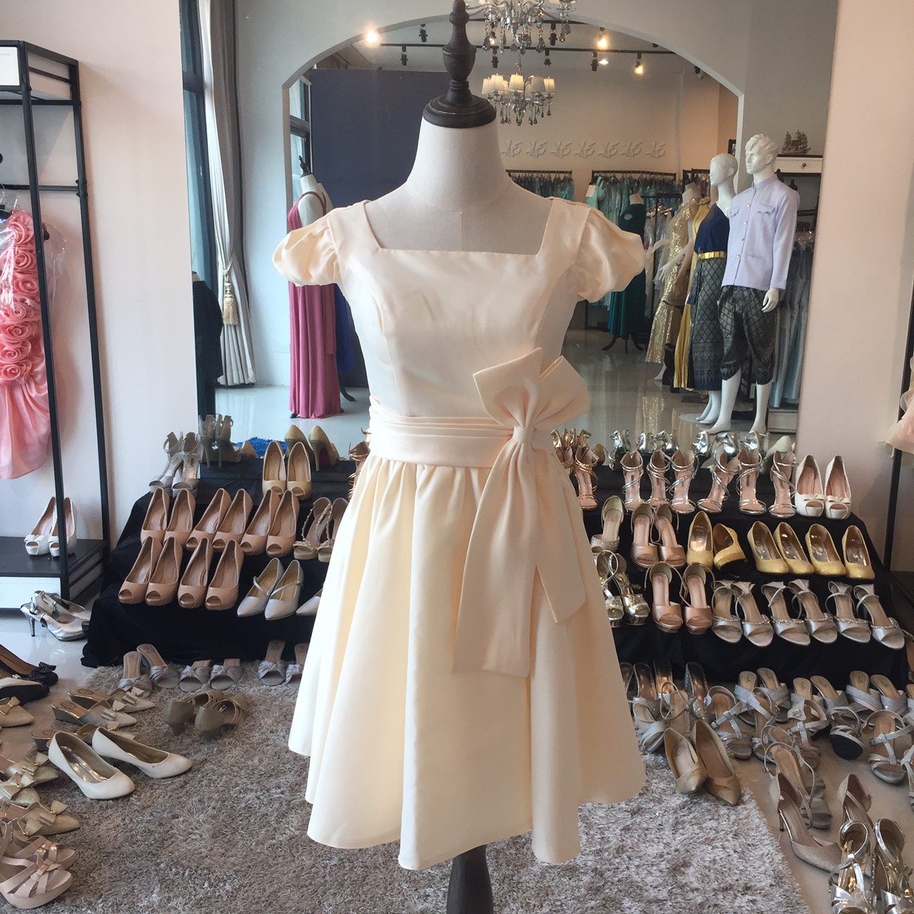 พร้อมส่ง ชุดราตรีสั้น สีครีม เรียบหรู แขนตุ๊กตา ผ่า V ด้านหลัง