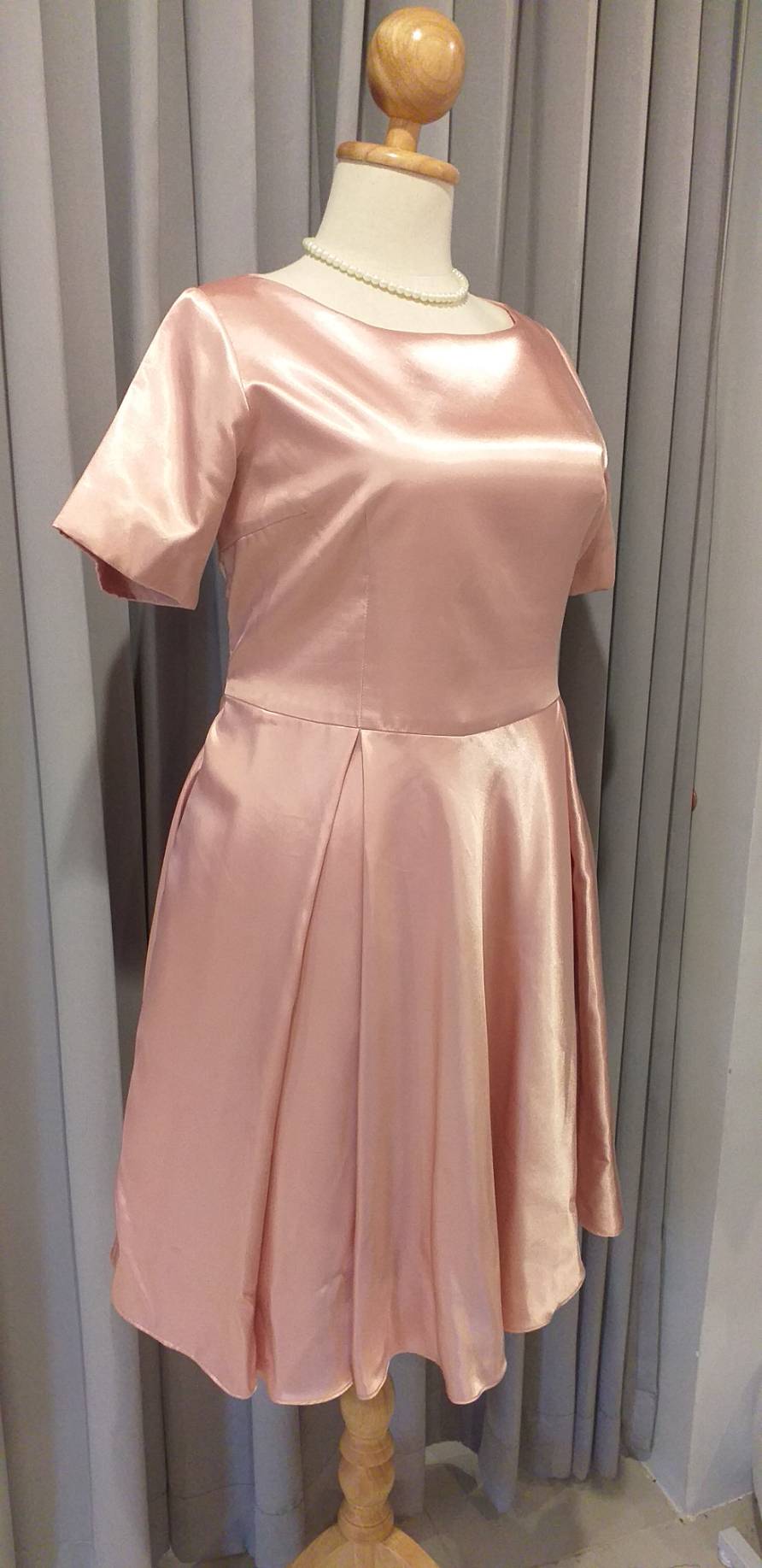 พร้อมเช่า ชุดราตรีสั้น สำหรับสาวอวบ แขนสั้น สีโรสโกลด์ เนื้อผ้าเงา