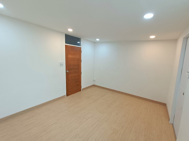 ขายทาวน์เฮ้าส์หมู่บ้านปัฐวิกรณ์ รามอินทรา 44 มี 2 ห้องนอน 2 ห้องน้ำ รีโนเวทใหม่พร้อมอยู่ ใกล้รถไฟฟ้า ฟรีโอน