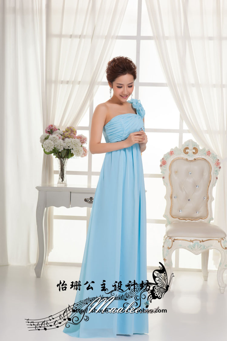 พร้อมเช่า ชุดราตรียาว เกาะอก ไหล่เดียว จับจีบเก๋ แต่งแถบคริสตัลช่วงอก สีฟ้าอ่อน