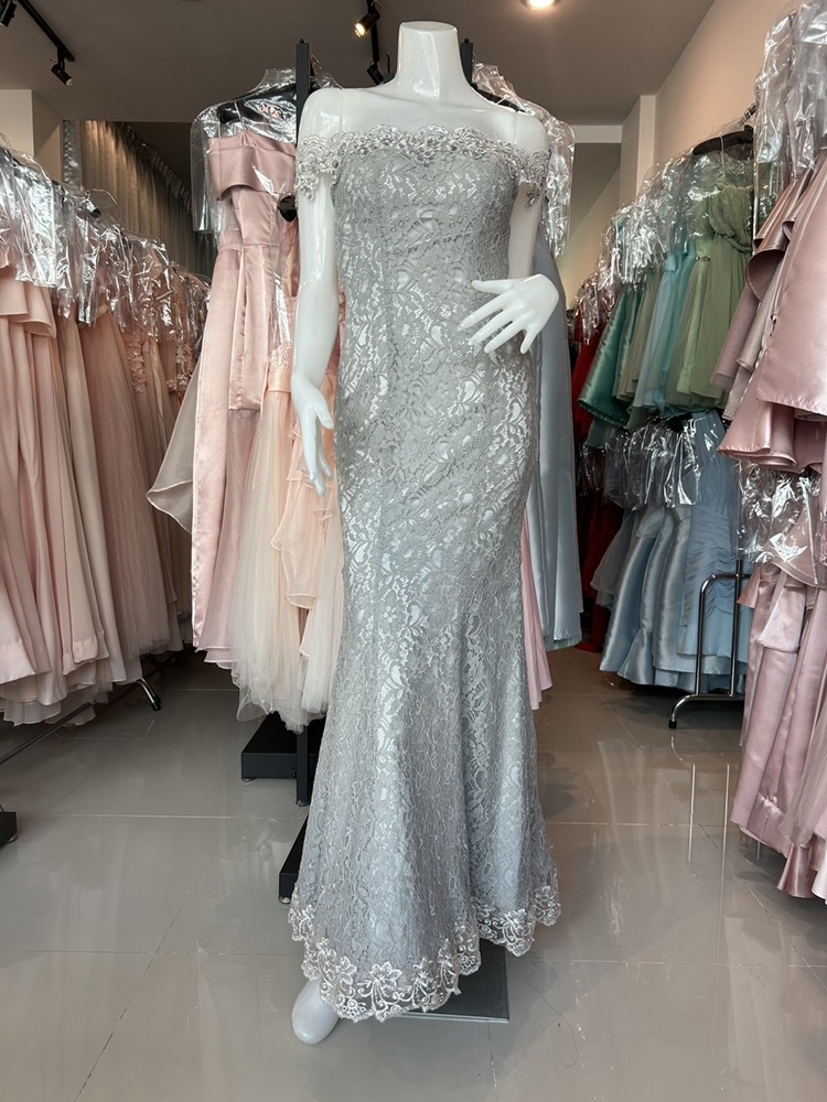 พร้อมเช่า ชุดราตรียาว แบบปาดไหล่ เข้ารูป ทรงหางปลา สีเทา ผ้าลูกไม้ แต่งเลื่อมสุดหรู (เชือกผูกหลัง)