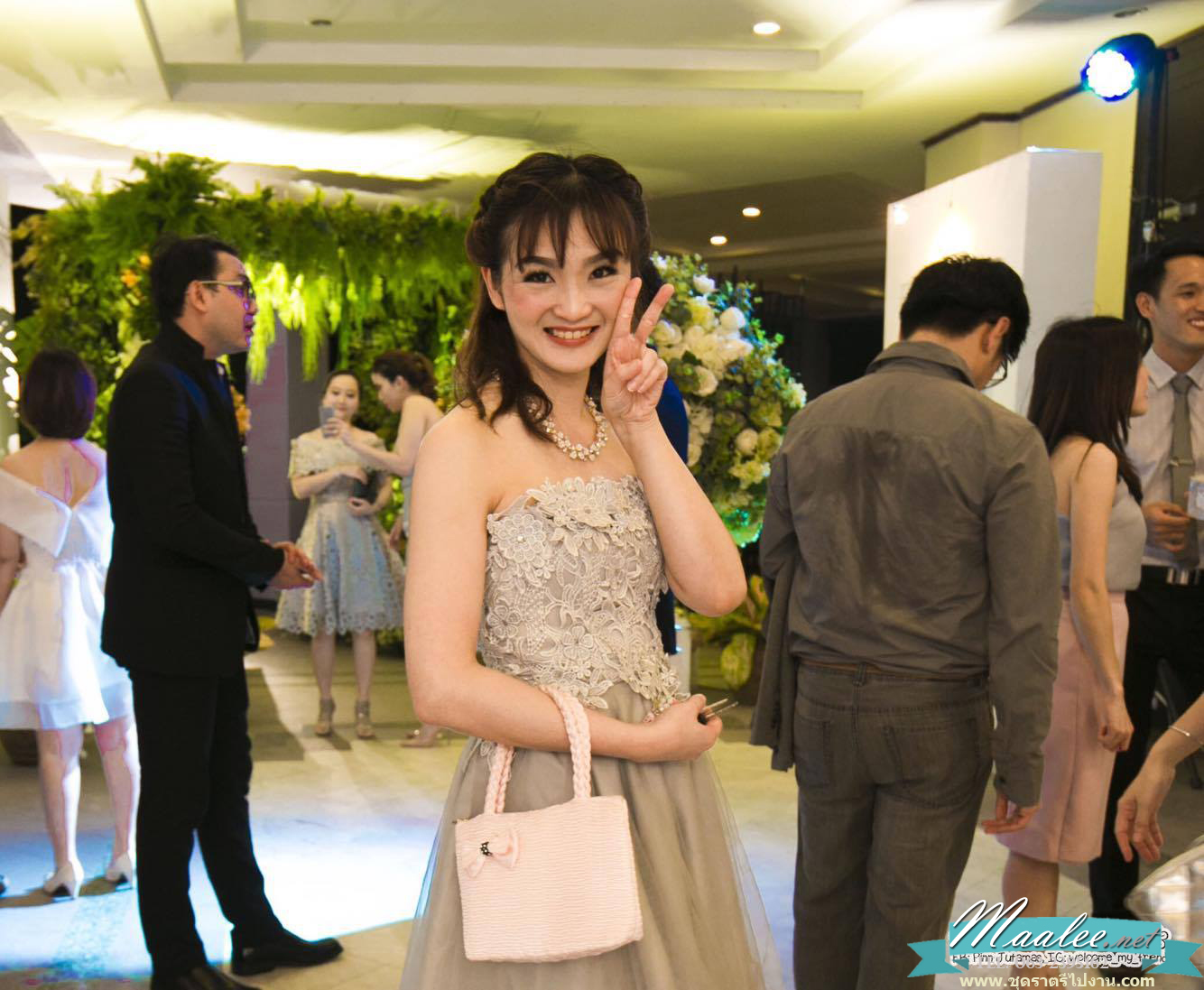 พร้อมเช่า ชุดราตรีสั้น เกาะอก ลูกไม้ หน้าสั้นหลังยาว สีเทา พร้อมสร้อยคอลูกไม้ ถอดแยกได้