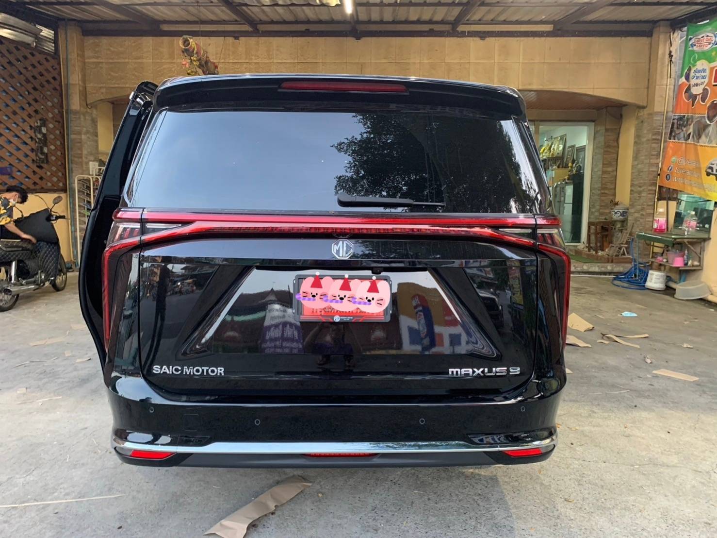 พรมปูพื้นรถตู้ Mg Maxus 9 2023 ปูพรม6D สีดำด้ายดำ ลายเคฟล่า รวมพับเบาะ