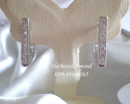 BE428RD+++ต่างหูห่วงแบบสี่เหลี่ยม+++งานเก๋มากๆๆ Modern สุดๆเป็นเพชรสี่เหลี่ยมฝังแบบล็อค ใส่แล้วเป็นเส้นตรงลงมา ทันสมัยมาก เพชรแพรวพราวเลยค่ะ