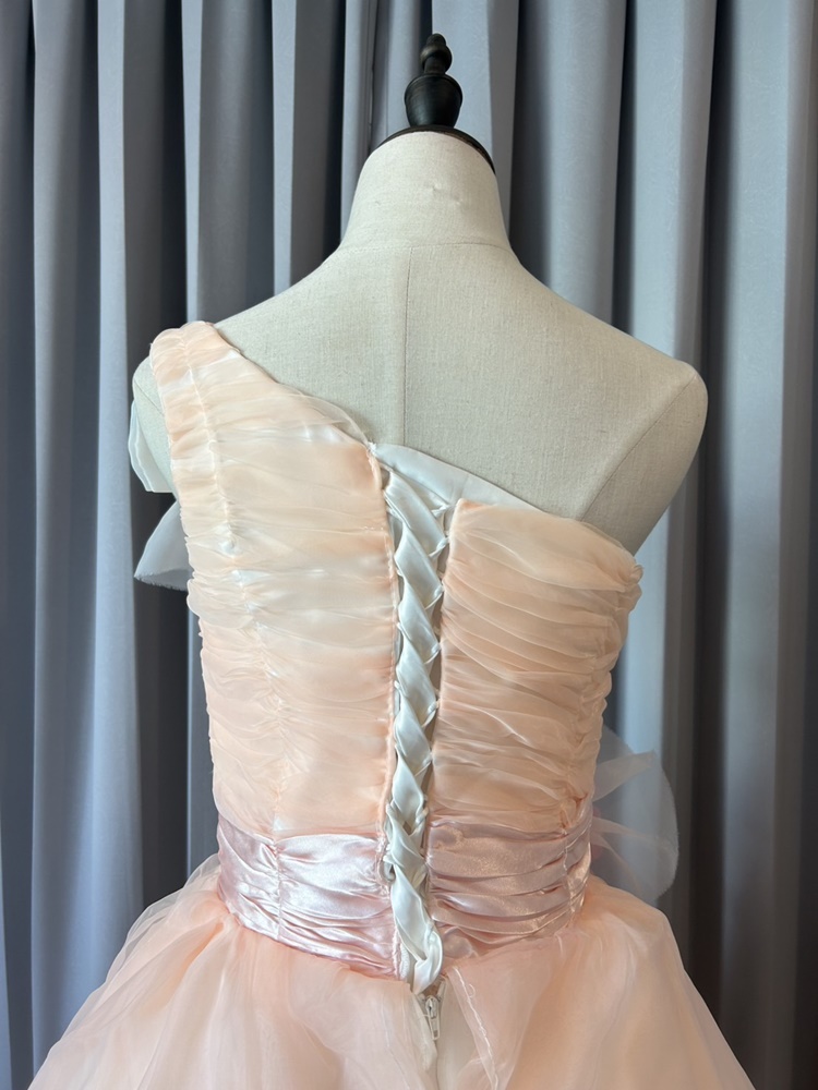 พร้อมเช่า ชุดแฟนซี ชุดราตรียาว ไหล่เฉียง สีชมพูอมส้ม Pastel สวยหวาน กระโปรงผ้าแก้วน่ารักมาก