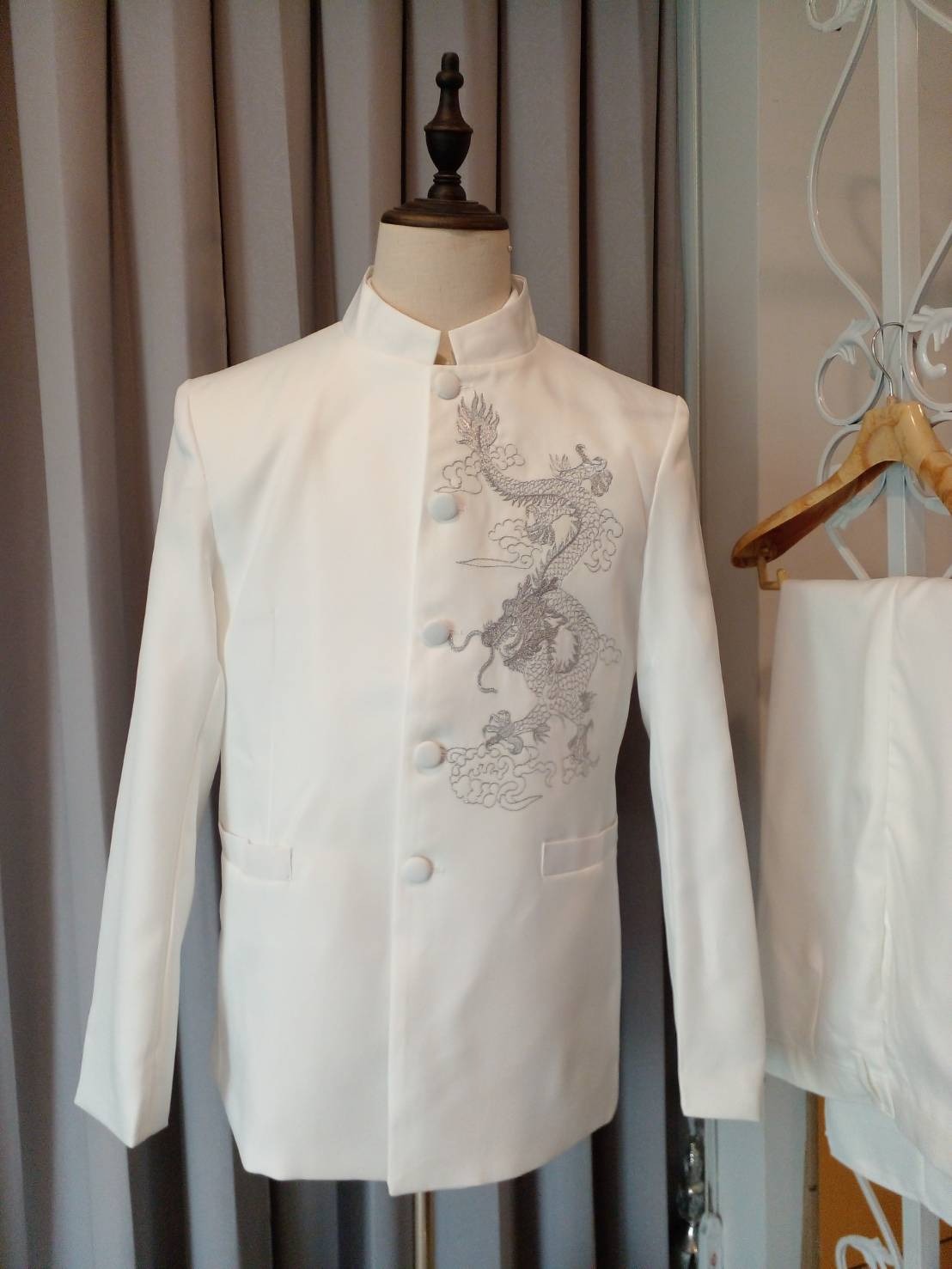 พร้อมเช่า ชุดสูทจีนชาย สีขาว ปักอกลายมังกรสีขาวออฟไวท์ คอปีน แขนยาว สไตล์จีน