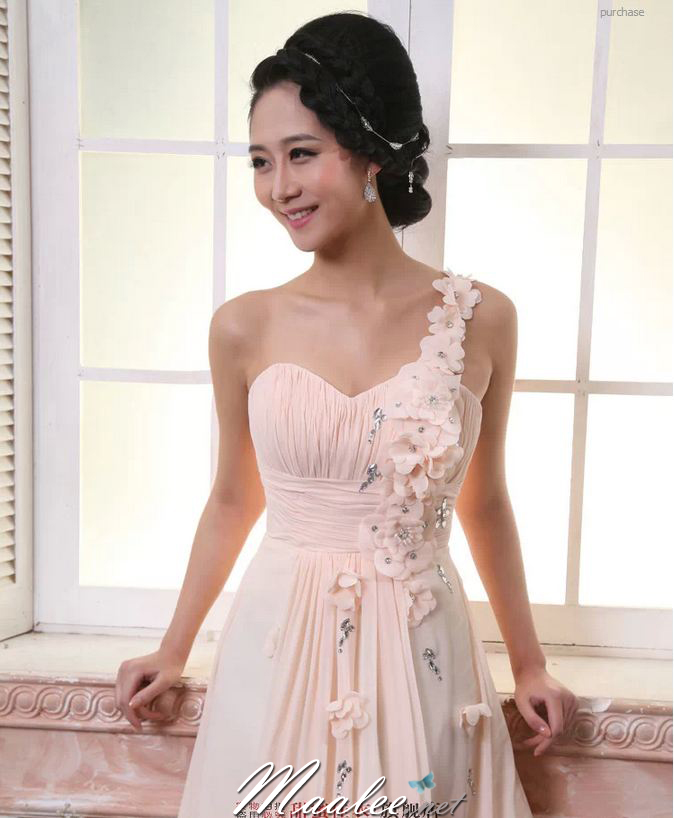 พร้อมส่ง ชุดราตรียาว ไหล่เดียว สีครีม Champagne คอเว้าหัวใจ แต่งช่อดอกไม้สวยยาวจากไหล่ถึงเอว