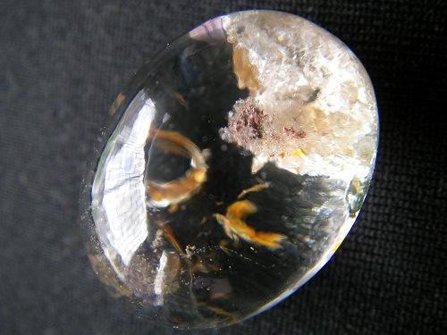 QU0012 QUARTZ แก้วเข้าแก้ว ปวกแดงคลุม กระจายด้วยฐานแผ่นแก้วกาบสีเหลืองทอง พม่า ขนาดเม็ดแก้ว 17.66x23.16x12.82 ct. นน. 38.81 ct.