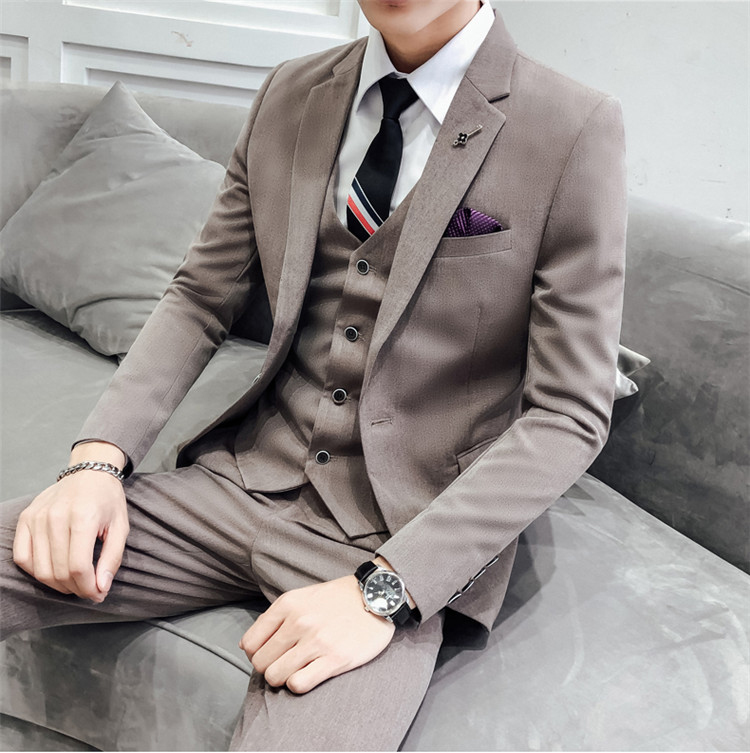 พร้อมเช่า ชุดสูทชาย สีน้ำตาล ทรงเข้ารูป สไตล์เกาหลี พร้อมเสื้อกั๊ก