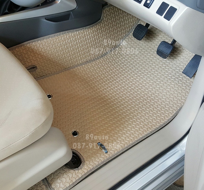 ยางปูพื้นรถยนต์เข้ารูป Nissan Navara Cab 2016 ลายธนูสีครีมขอบครีม