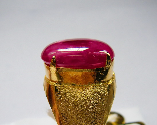 ทับทิมพม่า เนื้อแก้ว สีแดงสดเลือดนก ทรงนูนสวยเนื้อดี ขนาด 16.20x11.88x4.57 mm. นน.10.27 ct.