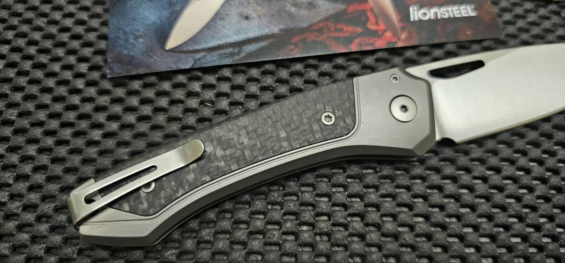 LionSTEEL Twain Button Lock CF Gray