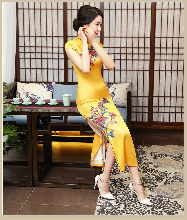 Pre-order กี่เพ้า สีเหลือง ลายดอกไม้ ผ่าข้าง กุ๊นขอบอย่างดี