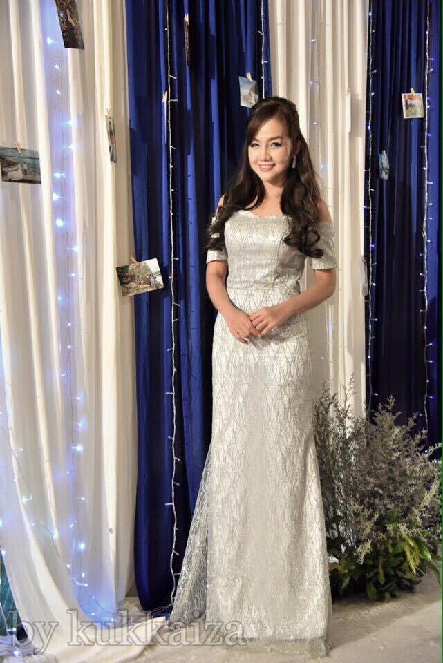 พร้อมเช่า ชุดราตรียาว แบบไหล่ปาดแขนสั้น สีเทา แต่งเม็ดกากเพชรทั้งชุด มาพร้อมเข็มขัดรูปใบไม้สีทอง หรูมาก