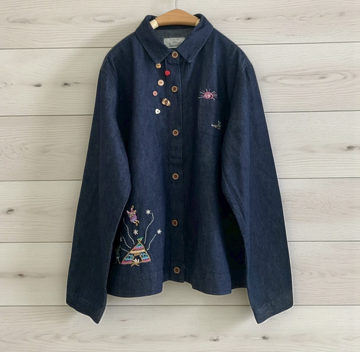 เสื้อเชิ้ตยีนส์ลายปักแต่งกระดุมสี