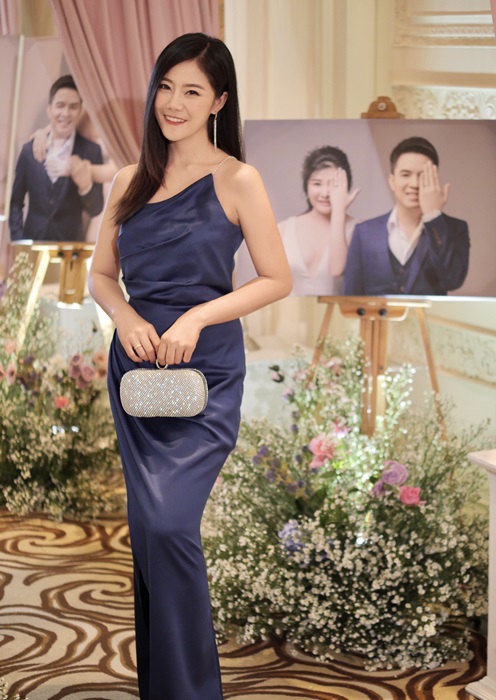 พร้อมเช่า ชุดเดรส ชุดออกงาน ราตรียาว ไหล่เดี่ยว ผ้าซาร่าเงาใส่แล้วผอม สีกรมท่า