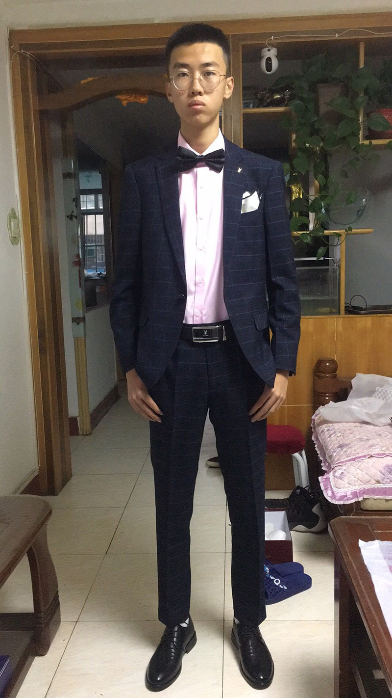 พร้อมเช่า ชุดสูทชาย สีกรมท่า ลายตาราง ทรงเข้ารูป Slim-cut พร้อมเสื้อกั๊ก