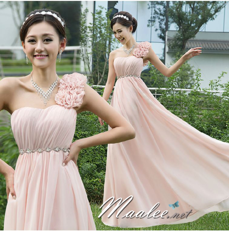พร้อมเช่า ชุดราตรียาว ไหล่เดียว แต่งดอกช่วงไหล่ อกจับจีบ & เอวคาดเข็มขัดเพชร สีชมพูอ่อน