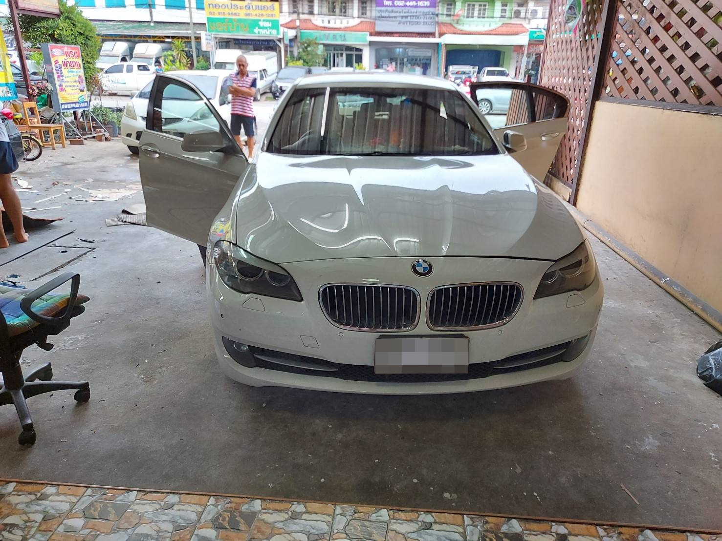 ขายพรมรถ BMW 520d F10 ปูพรม7D สีน้ำตาลเข้ม เสริมด้วยพรมดักฝุ่นสีน้ำตาล เข้ารูป