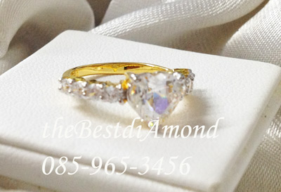 BR427++แหวนเพชรCZ รูปหัวใจ มีบ่าข้างแบบทันสมัย ดูดี intrend มากๆๆ แบบออกมาจากร้านจิวเวลลี่เลย เพชรสวยวิ๊งๆ ใส่ติดนิ้วได้เลยค่ะ สวยสุดๆ