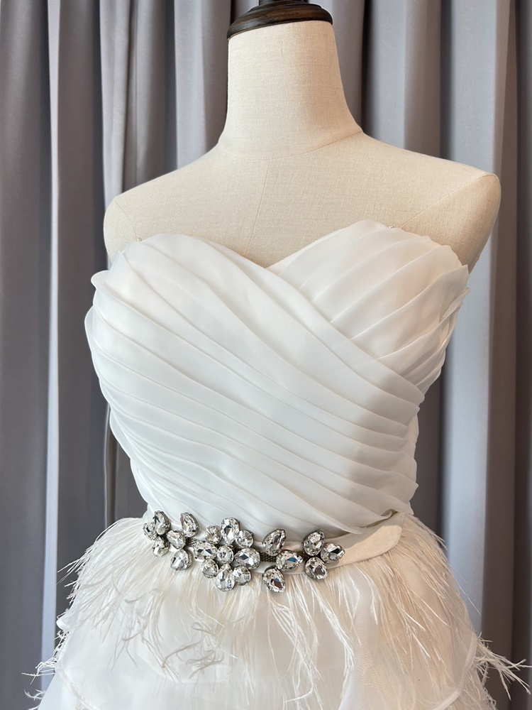 พร้อมเช่า ชุดแฟนซี ชุดราตรีสั้น สีขาว เกาะอก กระโปรงระบายเป็นชั้น ๆ ซิปหลัง