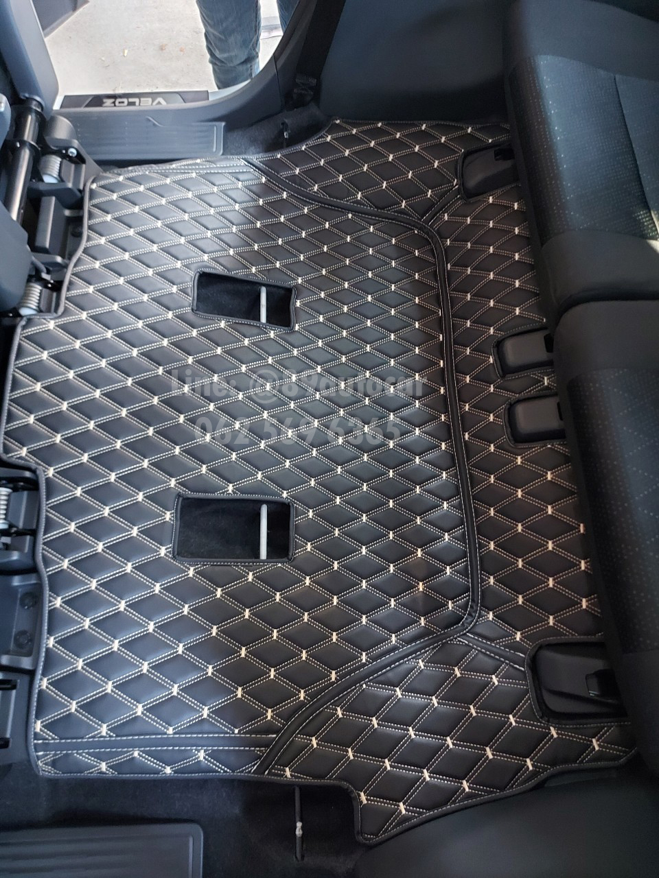 พรมรถยนต์ Toyota Veloz ปูพรมvvip สีดำด้ายทอง + ไวนิลดักฝุ่นสีเทา