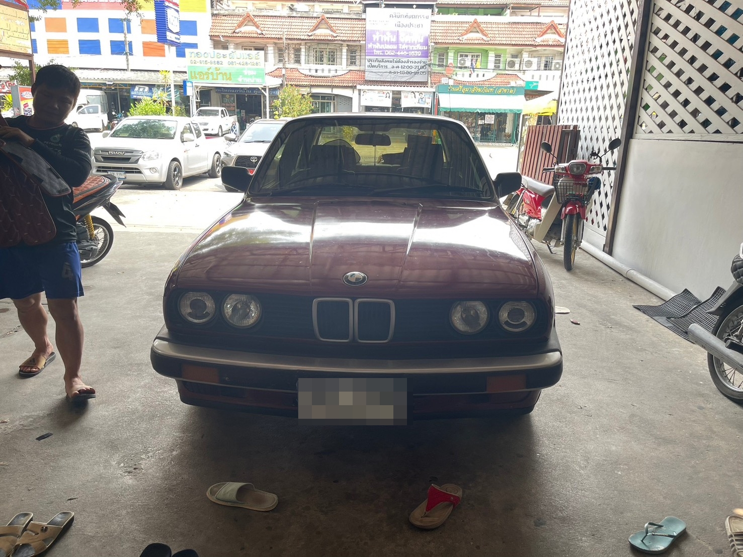 พรมปูพื้นรถยนต์ BMW 318i E30 พรมVVIP ด้ายคู่ สีแดงไวน์ด้ายทอง เต็มคัน