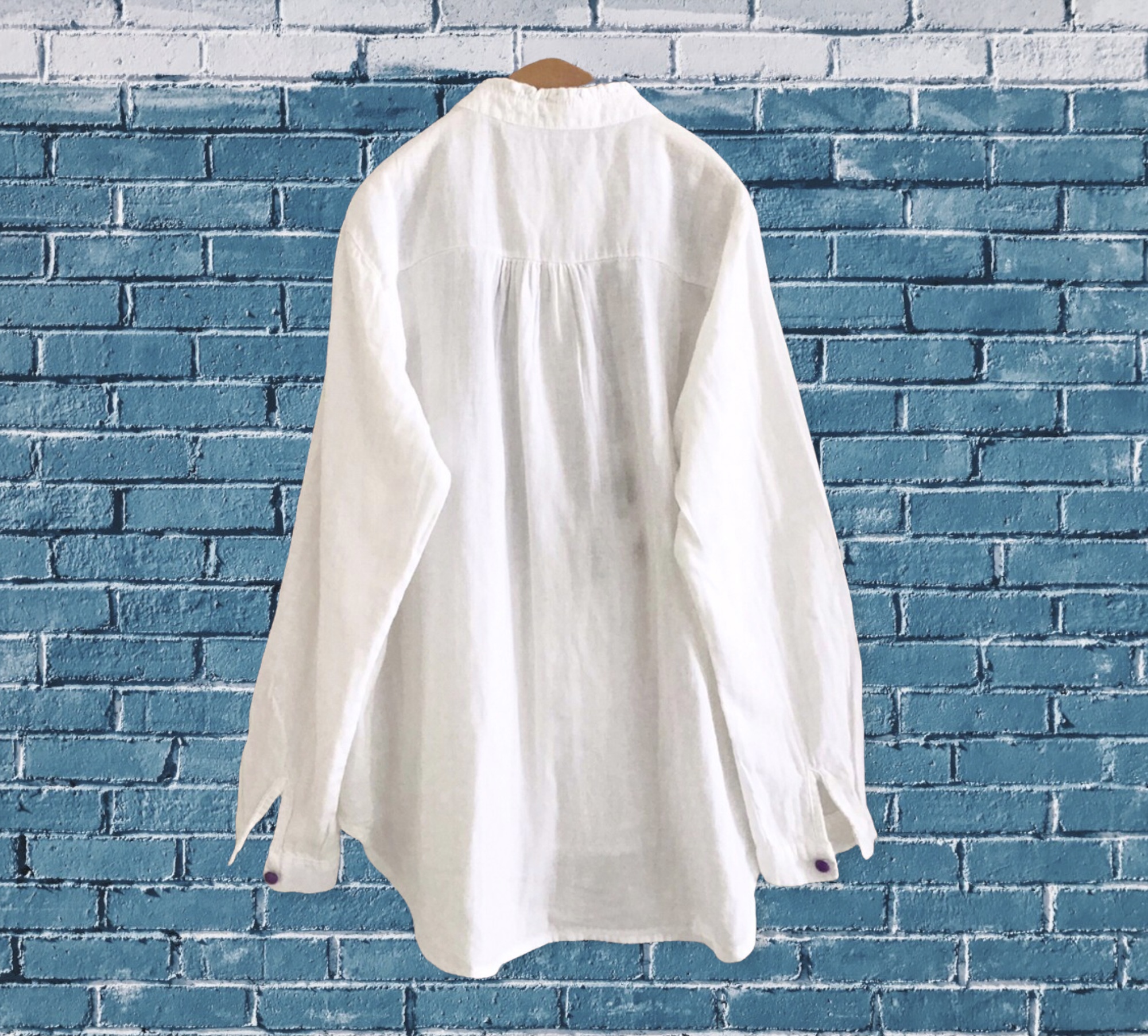 เสื้อคอปีนลายปักแต่งกระดุมสี