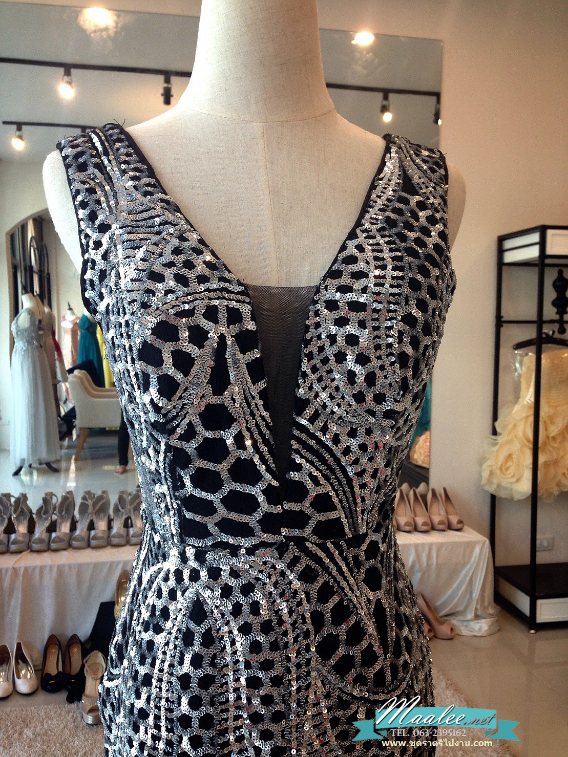 พร้อมเช่า ชุดราตรียาว ชุดออกงานกลางคืน งานพรอม แบบแขนกุด สีดำปักเลื่อมทั้งชุด หรูหรา Sexy แหวกหน้าขา โชว์หลัง