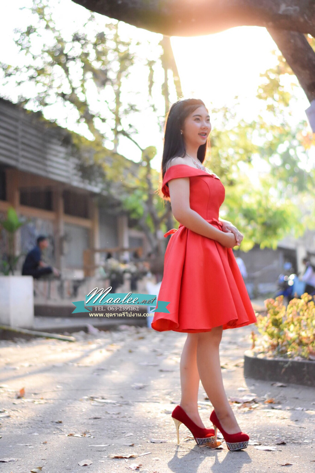 พร้อมเช่า ชุดราตรีสั้น แบบไหล่ปาด สไตล์วินเทจผ้าไหมดัชเชส กระโปรงทรงA แต่งโบว์ช่วงเอว (เชือกผูกหลัง) สีแดง