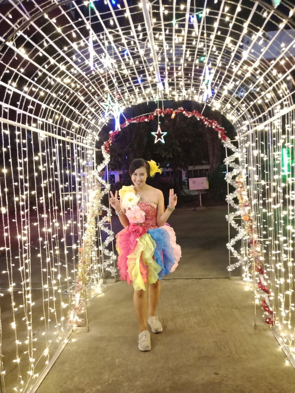 พร้อมเช่า ชุดแฟนซีสั้น ชุดราตรี ไหล่เฉียง สีรุ้ง กระโปรงระบายฟูสวย ฟรุ้งฟริ้ง