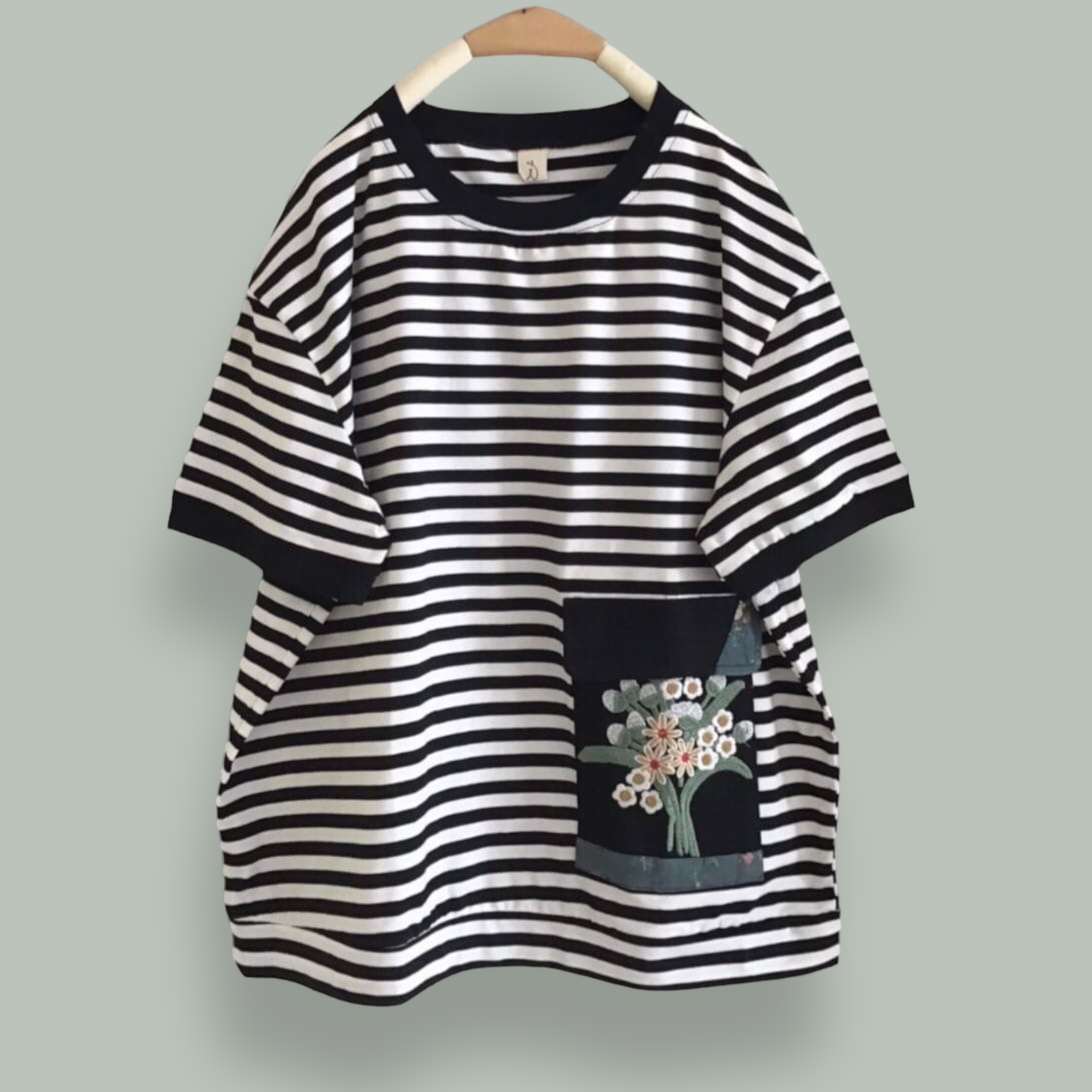 เสื้อยืดลายทางแต่งกระเป๋า