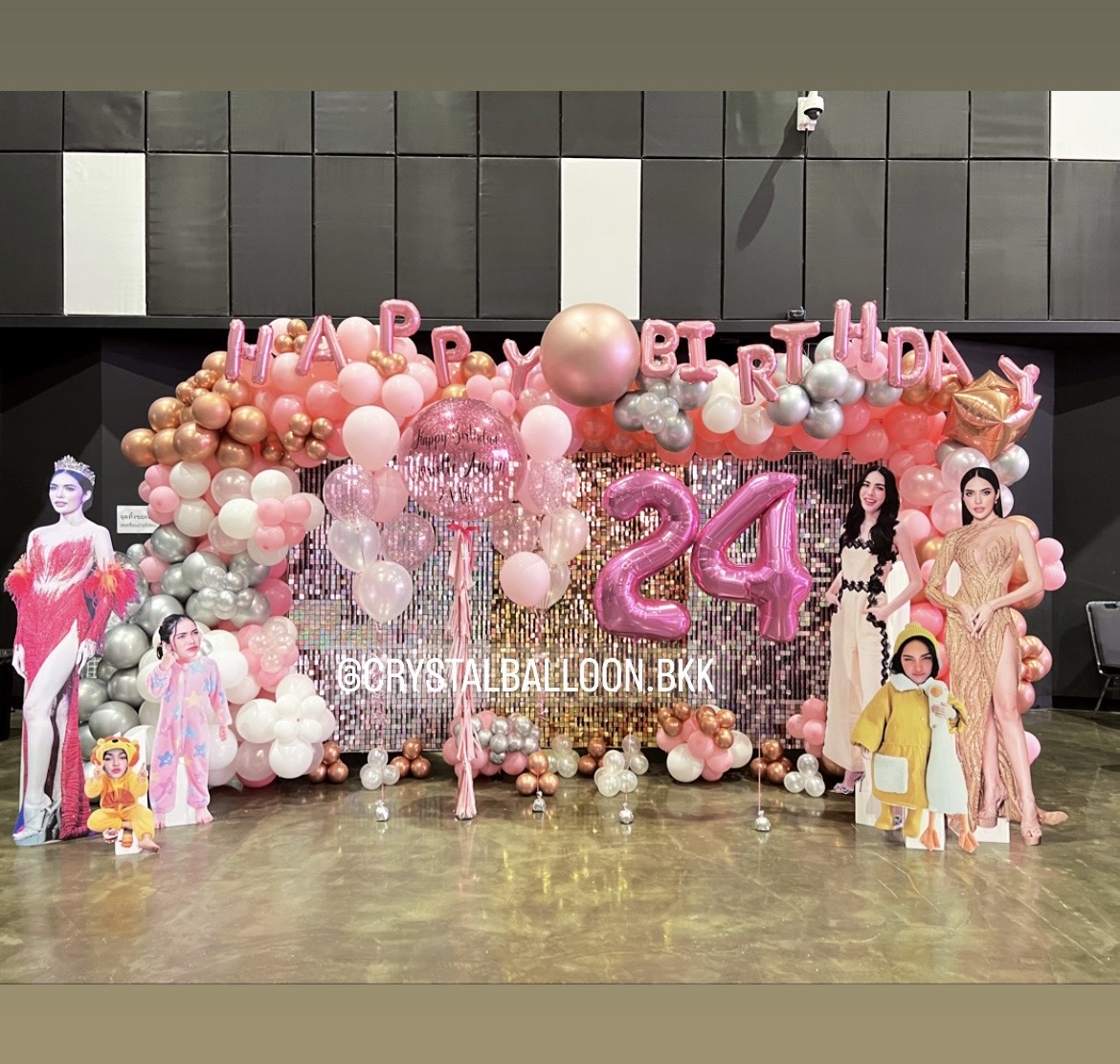 Organic Backdrop ฉากวิบวับ ขนาด 4 เมตร Bubble ขนาด 36" พร้อม ช่อลูกโป่ง 7 ลูก 2 ช่อ พร้อมตกแต่ง ฟอยล์ตัวอักษร 16",ฟอยล์ตัวเลข 40" 2 ตัว (ราคายังไม่รวม Stand) สามารถเปลี่ยนสีลูกโป่ง/เปลี่ยนข้อความ/เปลี่ยนสี-ฟอยล์ตัวอักษร-ฟอยล์ตัวเลขได้