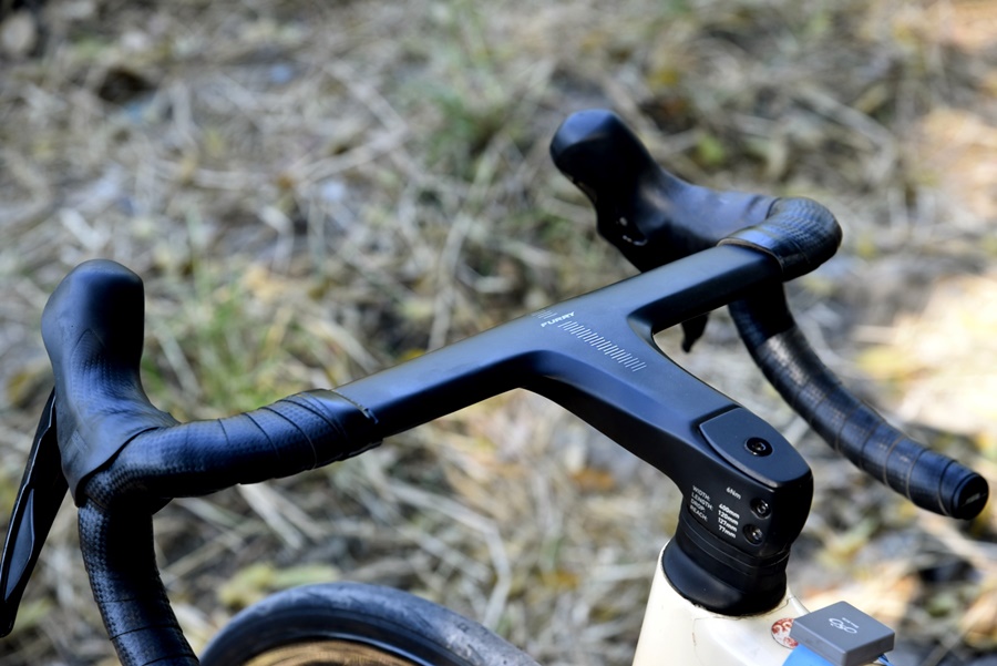 แฮนด์เสือหมอบคาร์บอน อินทิเกรตรุ่น FURRY จากแบรนด์ VISP BUILDER Road Bike Handlebar Integrated มีช่องสำหรับรองรับระบบ Di2 NEW2024