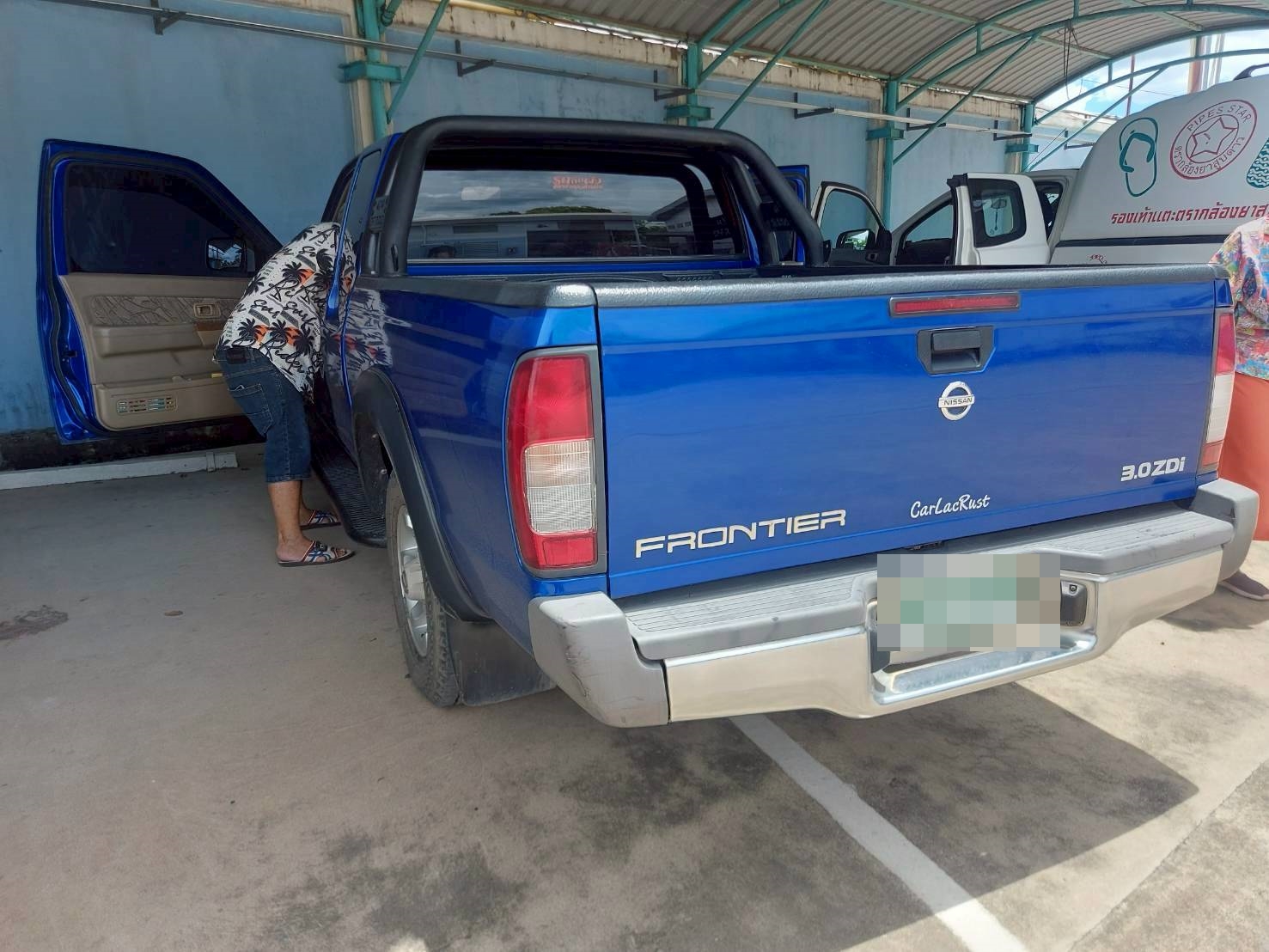 พรมรถกระบะ Nissan Frontier Cab ปูพรมVVIP สีกาแฟด้ายทอง เต็มคัน