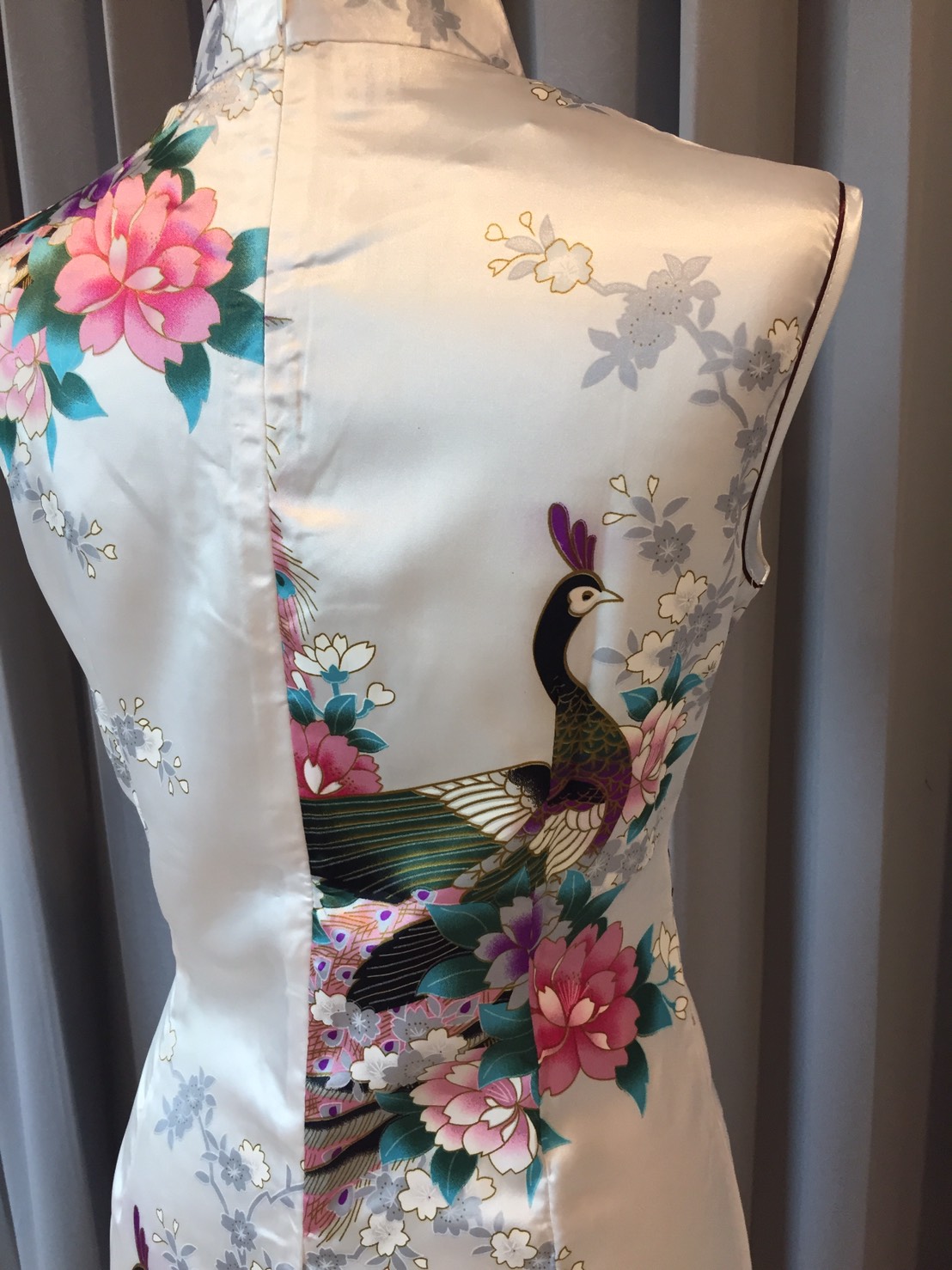 Pre-order กี่เพ้า ผ้าแพร สีขาว ทอลายนกยูง ตัดเย็บอย่างดี