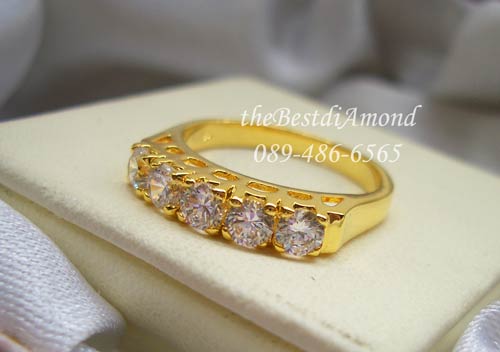 BR964+++แหวนแถวหนามเตย 5 เม็ด+++แหวนแถวแบบยอดนิยม ทุกยุคทุกสมัย ฝังแบบหนามเตย เป็นแหวนแถวแบบเรียบๆแต่ดูดี ขนาดเพชร 12 ตัง