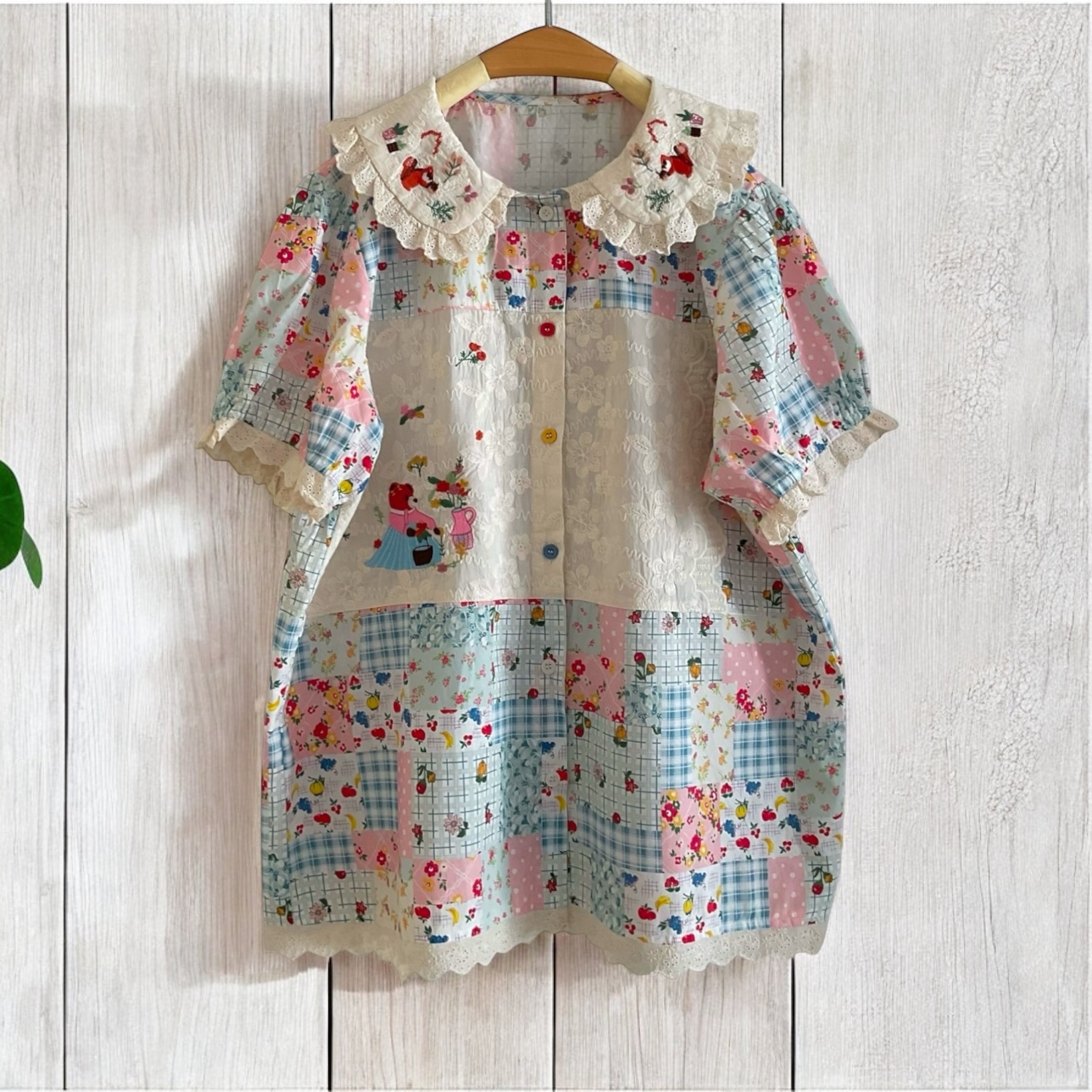 เสื้อคอบัวผ้าฝ้ายแต่งผ้าลูกไม้ลายปัก