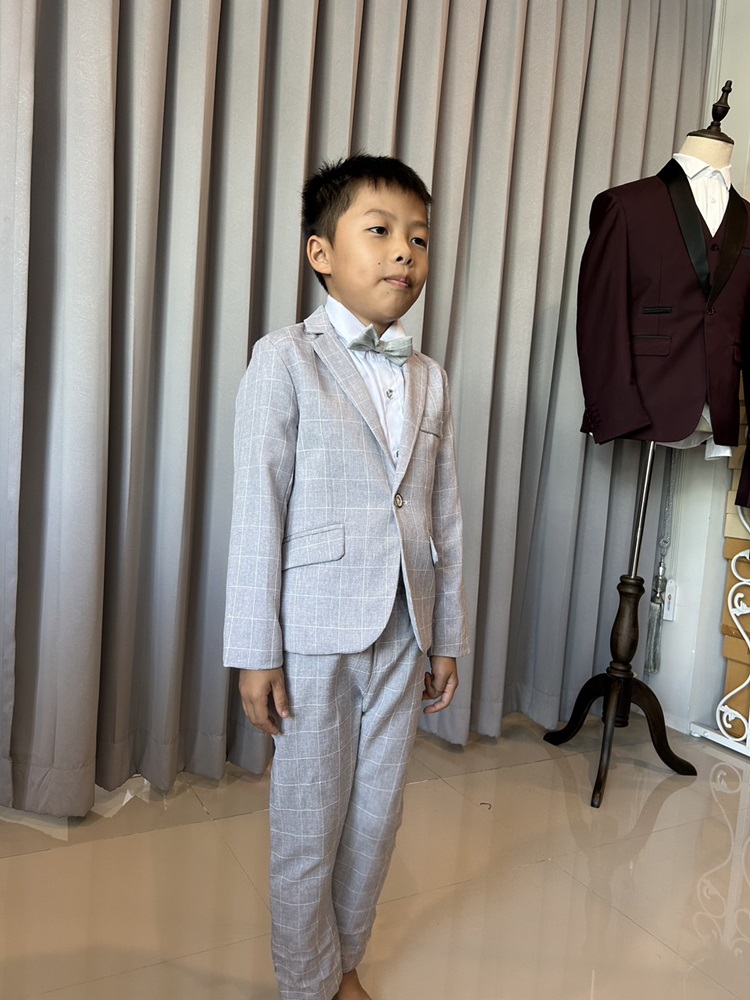 พร้อมเช่า ชุดสูทเด็กชาย สีเทาอ่อน 2 กระดุม ลายตาราง **พร้อมเช่าไซส์ 110, 130,140,150,160,170**