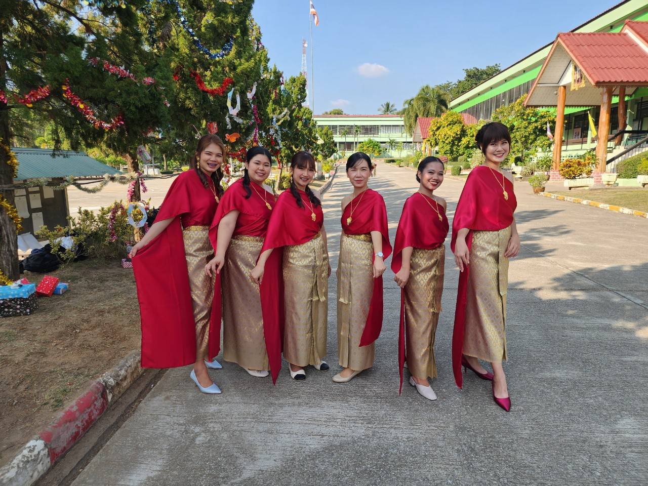 เช่า ชุดไทย ชุดเพื่อนเจ้าสาว ชุดไทยผ้าถุงสีเทาชาทอง สไบสีแดง