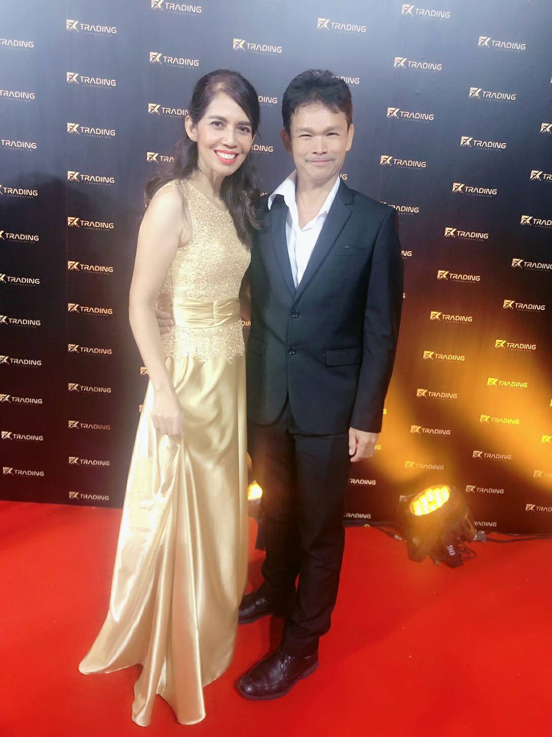 พร้อมเช่า ชุดราตรียาว แขนกุด แต่งลูกไม้ฉลุ ผาคาดเอวซาติน สีทอง สวยเรียบหรู