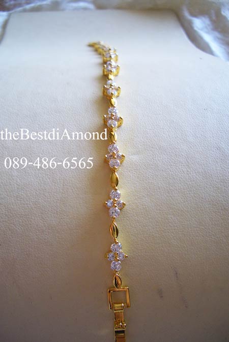 BC008===สร้อยข้อมือเพชรรูปดอกจิกรอบวง=== ดีไซน์น่ารักๆ เป็นรูปดอกไม้ คั่นด้วยทองที่ออกแบบเป็นปล้องๆ ดูลงตัว งานเหมือนจริงสุดๆ หรูหราพอสมควร