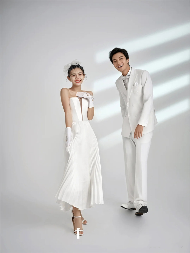 พร้อมเช่า ชุดสูทชาย สีขาว กระดุม 2 แถว