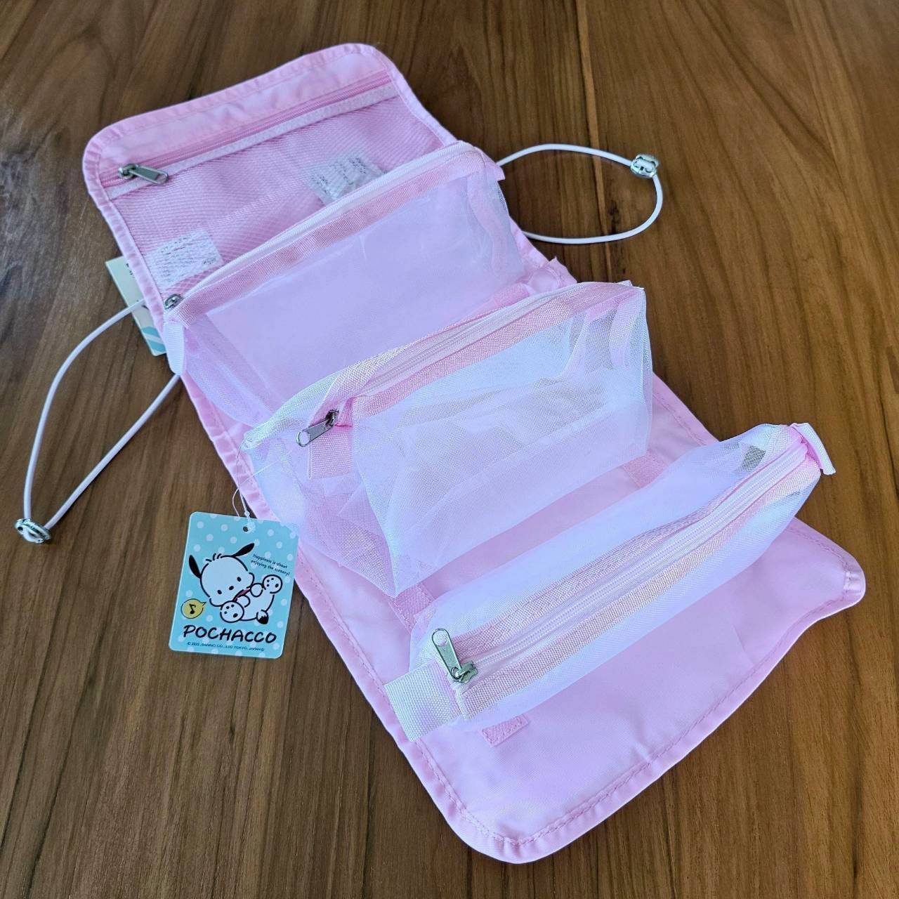 กระเป๋าเครื่องสำอางจากร้านขายของ Sanrio และ Disney