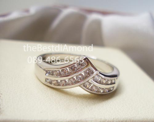 BR414RD+++แหวนปีกนกคู่+++คล้ายๆทรงปีกนก โดยมี 2 แถวประกบกัน เรียบ ดูดี ใส่ติดนิ้วได้ทุกวัน คล้ายๆแหวนแถว แต่เป็นแถวแบบมีรอยหยักตรงกลาง งานสวยค่ะ